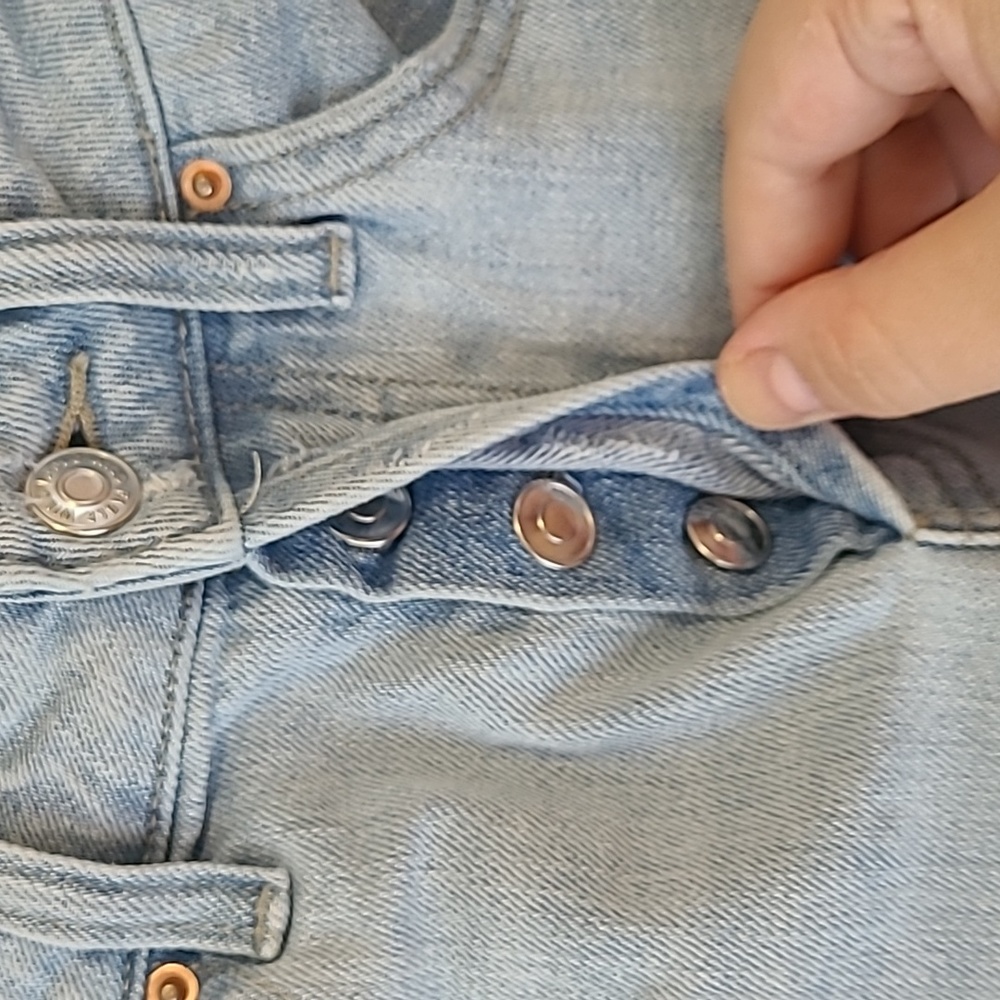 ☀️High-rise button up jean shorts ✨️ light wash✨️ like new! Size 2 - Picture 2 of 7